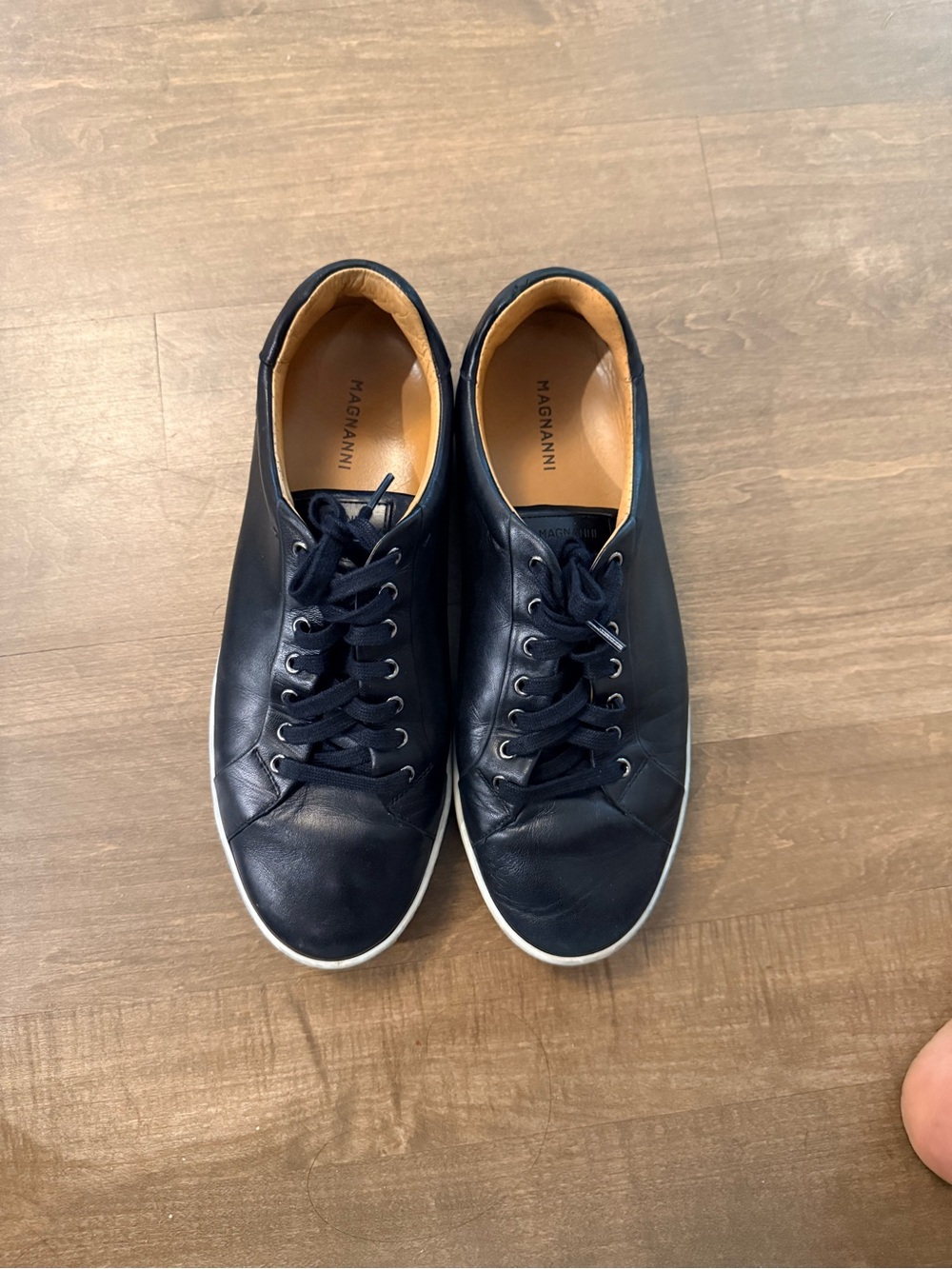Magnanni Men’s Black Leather Low-Top Sneakers